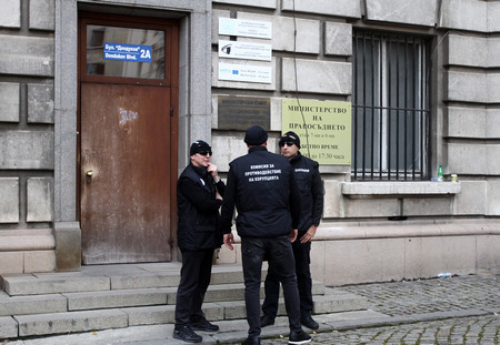 Задържано е част от ръководството в това число и председателят