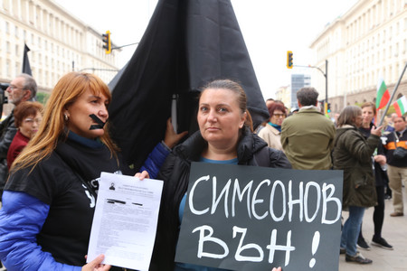 Запазването на управляващата коалиция и властта се оказа мотивът на