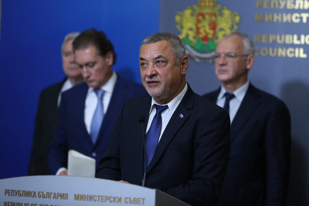 Валери Симеонов за пореден път намери здрав гръб в лицето