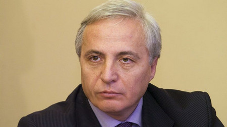 В продължение на година и един месец правителството е одобрило