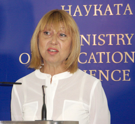 Анелия Клисарова е родена на 13 декември 1961 г във