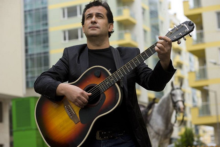 ДАНИ МИЛЕВ е известен български поп певец музикант композитор текстописец