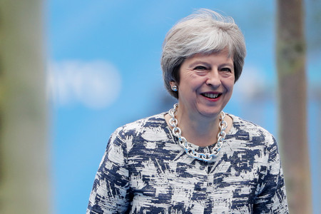 Британската премиерка Тереза Мей предупреди членове на управляващата Консервативна партия