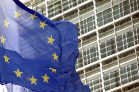 Европейската комисия съобщи, че днес започва две наказателни процедури срещу