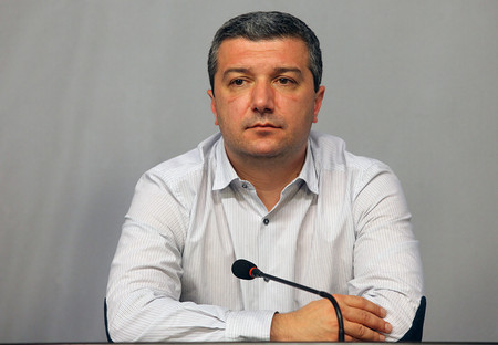 Драгомир СТОЙНЕВ е роден през 1976 г в Триполи Либия