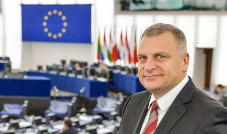 Петър Курумбашев е роден в Плевен Завършва Техническия университет в