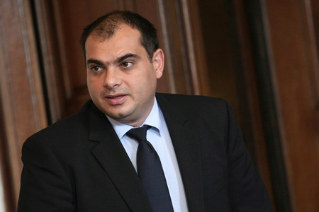 Филип Попов е роден във Видин Завършва ГПЧЕ Йордан Радичков