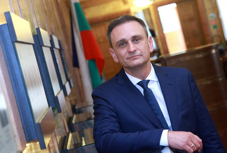 ВАЛЕНТИН ЛАМБЕВ е роден в Свищов От 35 години живее