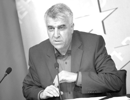 Румен Гечев е професор по икономическа политика и доктор на
