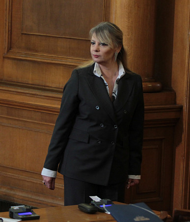 НОНА ЙОТОВА е родена в София в семейството на писателя