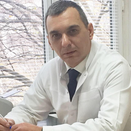 Д р Десислав Тасков е роден през 1972 г във Варна