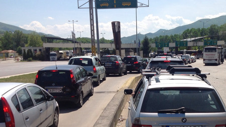 Няма знамена по домовете ни но иначе е национален празник