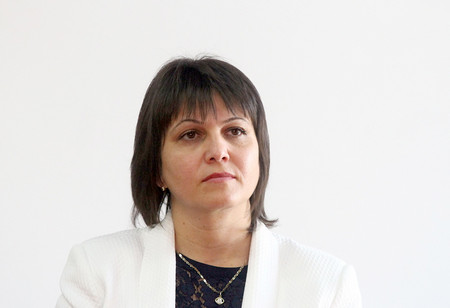 През май в разгара на розобера стотици производители протестираха срещу