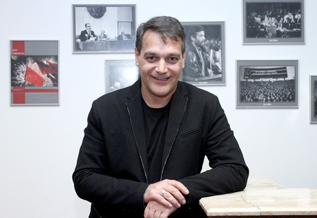 Д р Илиян ТИМЧЕВ е роден в София Завършил е спешна