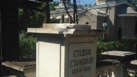 Вандали откраднаха бюста от гроба на Стефан Стамболов под носа