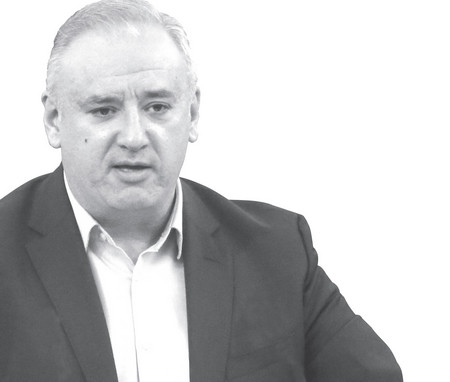 Атанас Костадинов е роден в София Завършил е две магистратури