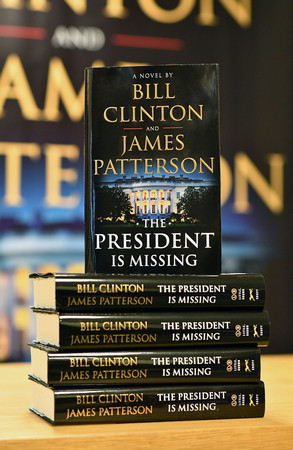 Лента ру Бившият президент на САЩ Бил Клинтън в съавторство с