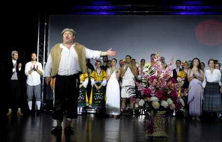 Истинска феерия от светлина танц мистика свещена история и хумор