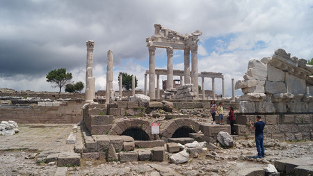 Емине Еминеее Яваш яваш Емине Яваш яваш Емине изглеждаше около четиригодишна и