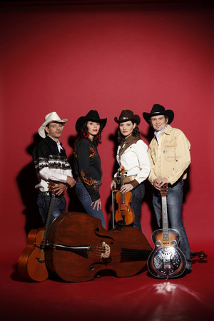 Най успешната българска кънтри група ще зарадва феновете си с пет