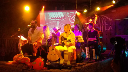 Шум на вълни и шепот в полумрака прекъсван от време