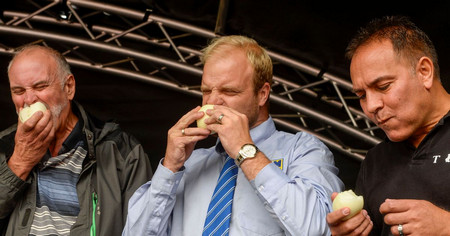 45 секунди бяха необходими на Алекс Навари за да изяде