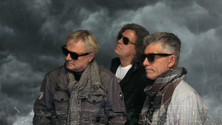 В емоционално видео музикантите от легендарната група ФСБ се обърнаха