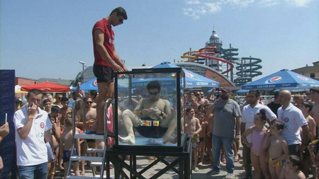 18-годишен грузински ученик нареди шест кубчета на Рубик под вода