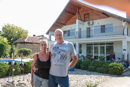 Вземете един англичанин и го присадете в български двор Гледайте