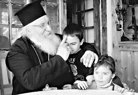 Стояхме на сбогуване пред портите на неговия приют за изоставени