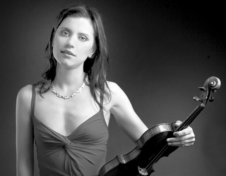 Виртуозната цигуларка Мила Георгиева се завръща в родината за да