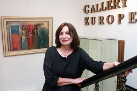 ЕЛЕНА ХАДЖИСТОЯНОВА е родена в Благоевград Завършила е Педагогическия институт