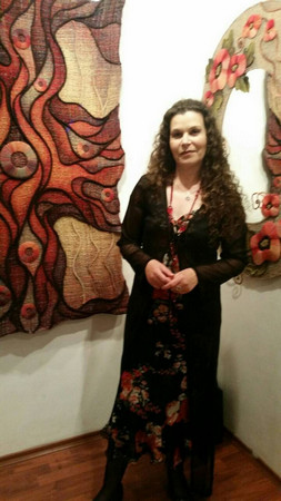 ЛИЛИ ПРОКОПИЕВА завършва специалност изобразително изкуство в Педагогическия институт в