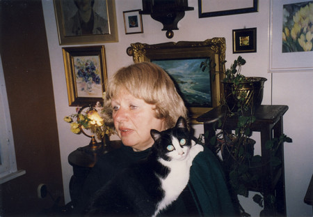 Днес художниците обикновено стават обект на медийно внимание когато откриват