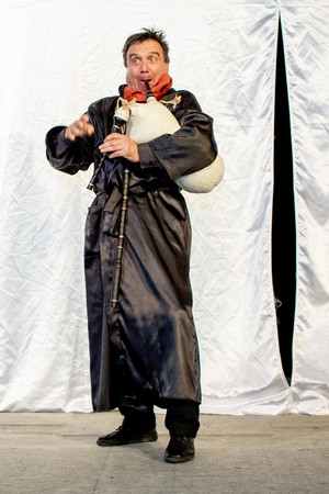 С пълен салон и бурни аплодисменти по време на целия