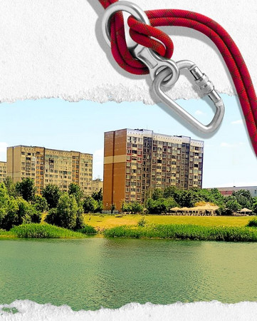 Спускане от 300 метров въжен тролей който преминава над езерото в