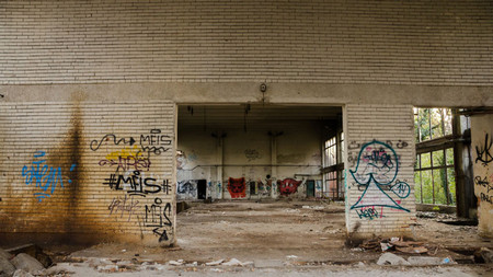 Някогашната топлоцентрала на НДК скрита сред три възвишения и ромоляща