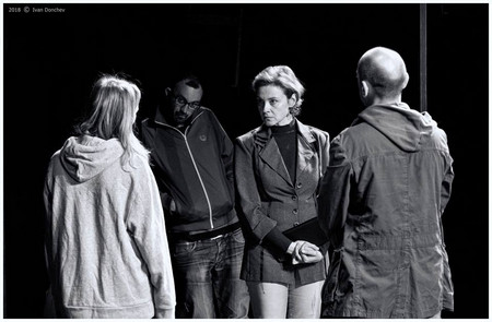 Белла фигура е пиеса за суетата и абсурда на всекидневния