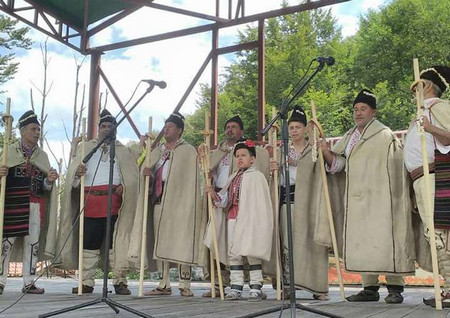 Коледарската група към НЧ Напредък 1903 в село Петокладенци се