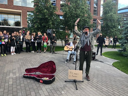 Григорий Лепс пя на улицата като сложи до себе си