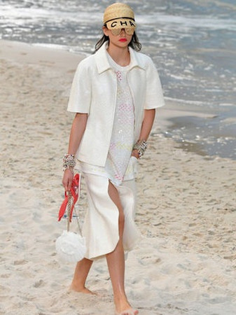 Българският модел Белослава Хинова дефилира за Шанел в Гран пале