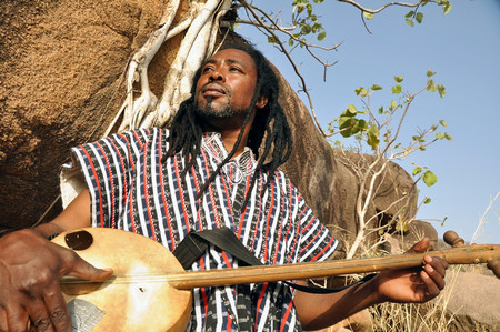 Музикалният шаман, прото-блусмен и сингър-сонграйтър Аюуне Суле от Кумаси, Гана,