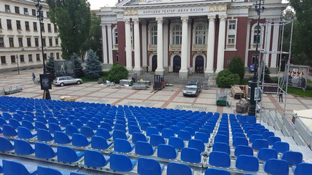 Пространството пред Народния театър Иван Вазов отново се превръща във