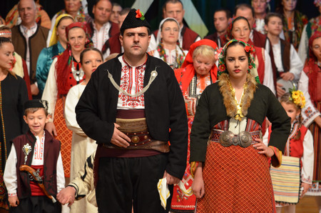 Фрагмент от типична за региона сватба са подготвили формациите към