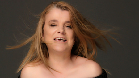 Рок певицата Роберта отмъкна новия хит на Вида Пиронкова след