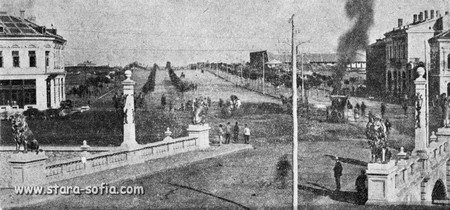 На дома в който живея допреди няколко години имаше паметна