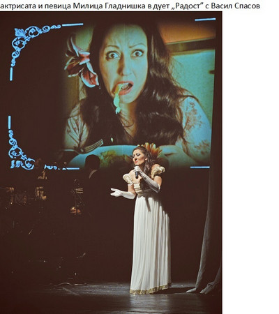 Гостоприемната открита сцена на Пей сърце е първата спирка на