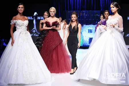 Красотата на екзотичните птици архитектурата и природните феномени са част