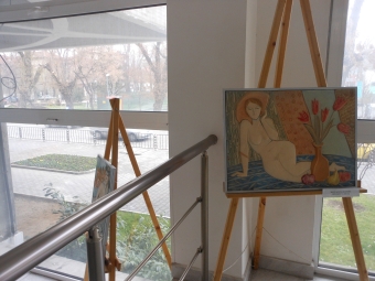 Керамична творба на художничката Маргарита Иванова в изложбата "Дами канят" Снимка