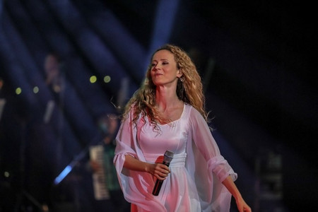 Ангелогласната и усмихната Деси Добрева представи неотдавна изключителен пъстър и